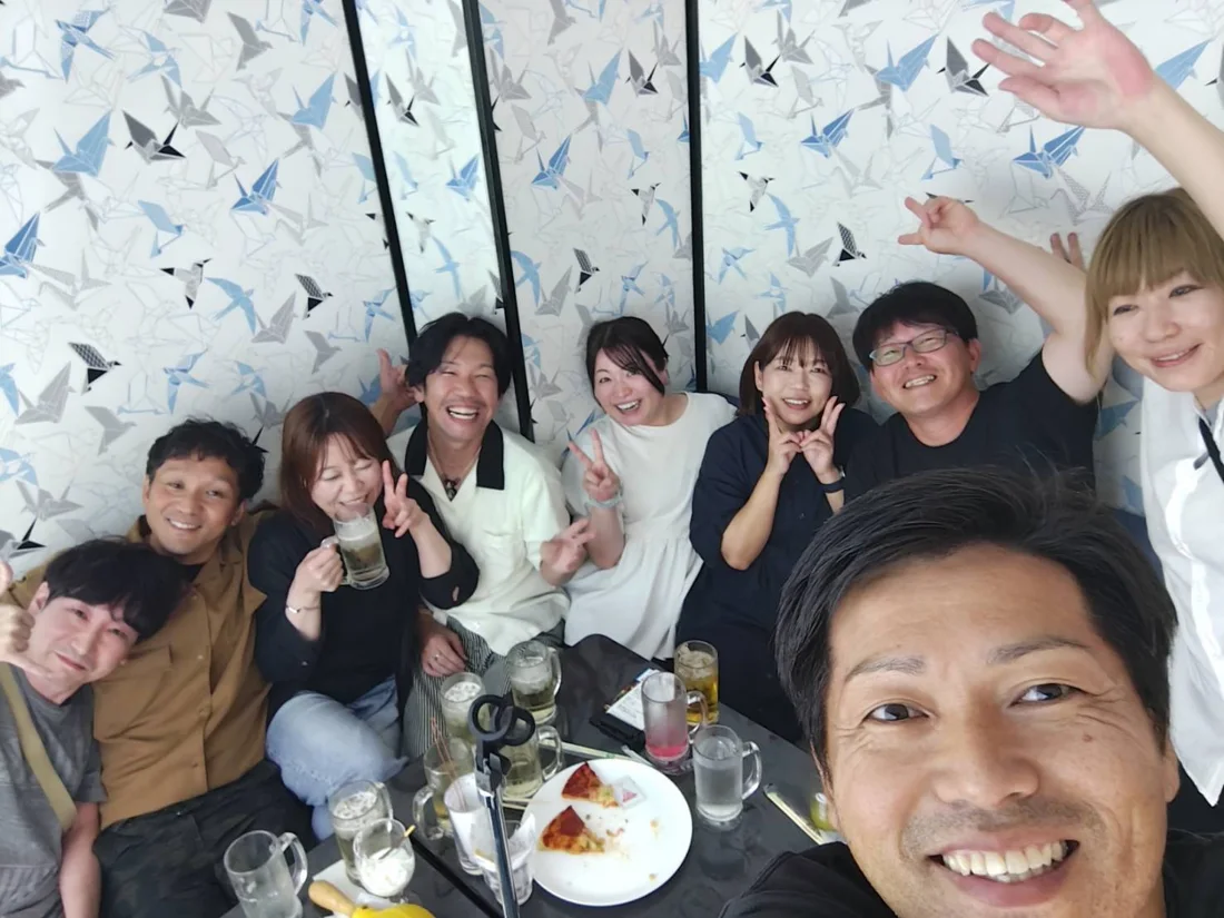 廣井さんと集まった仲間たちの笑顔