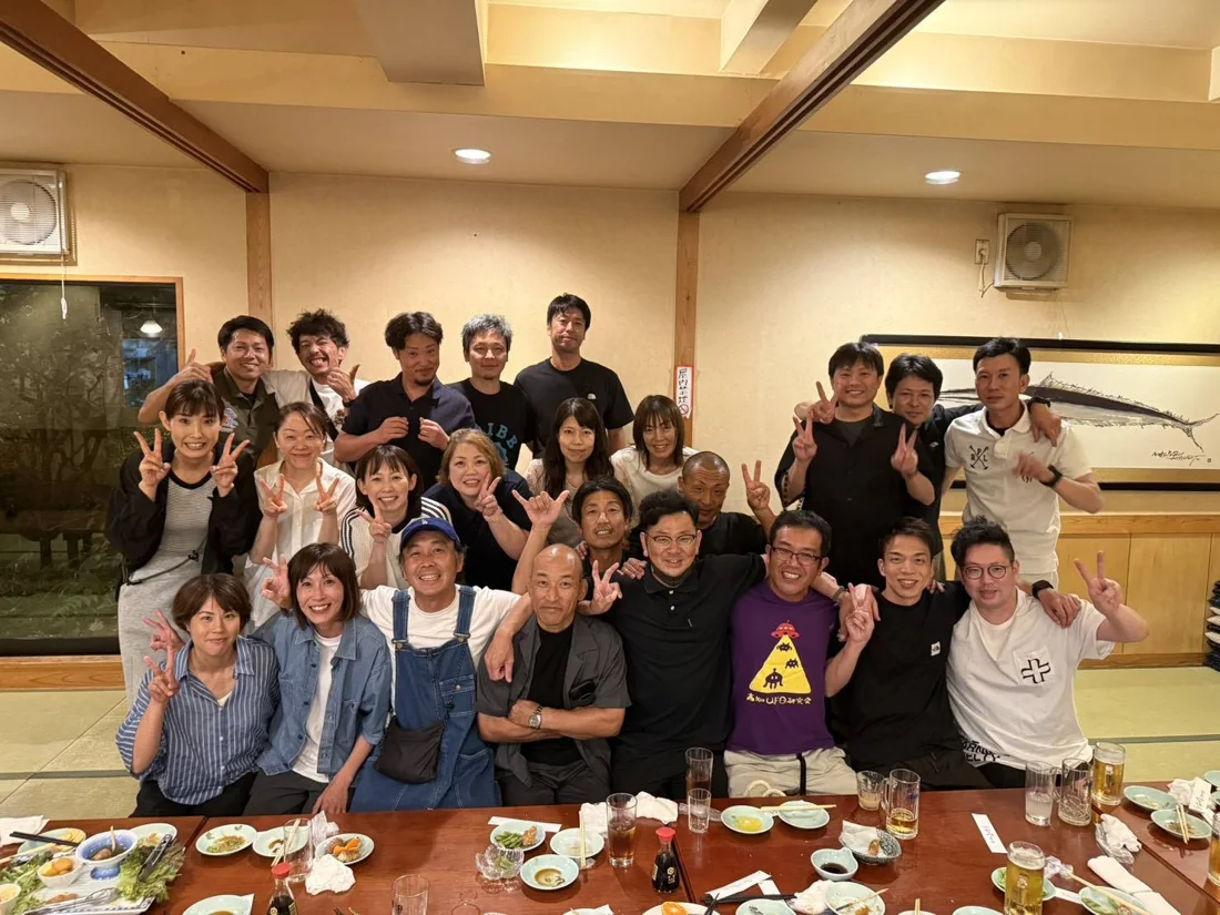 大勢で食卓を囲んだ集合写真