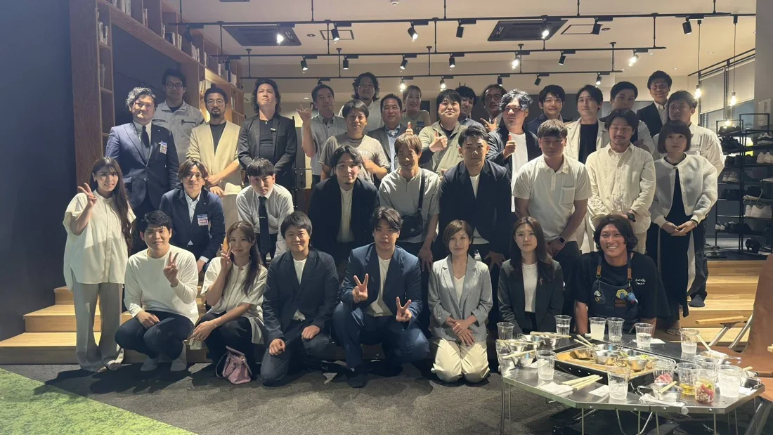 交流の場に集まった人たちの集合写真