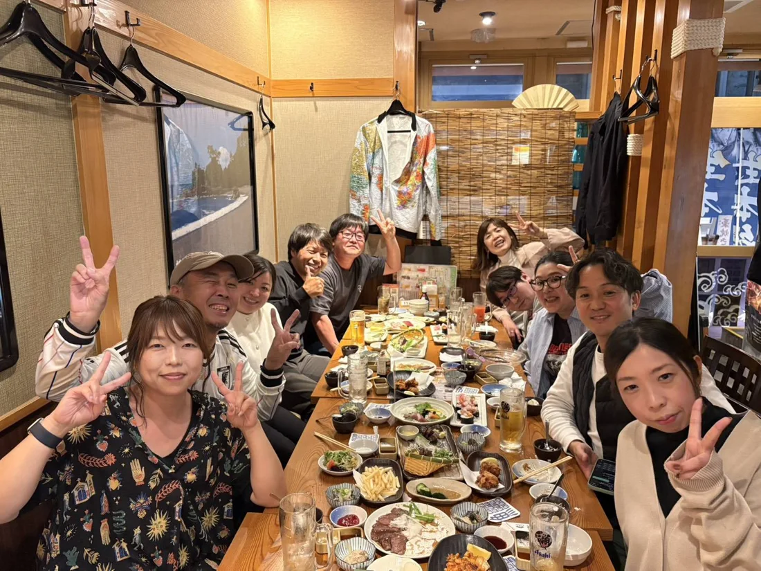 お店でテーブルを囲む人たち